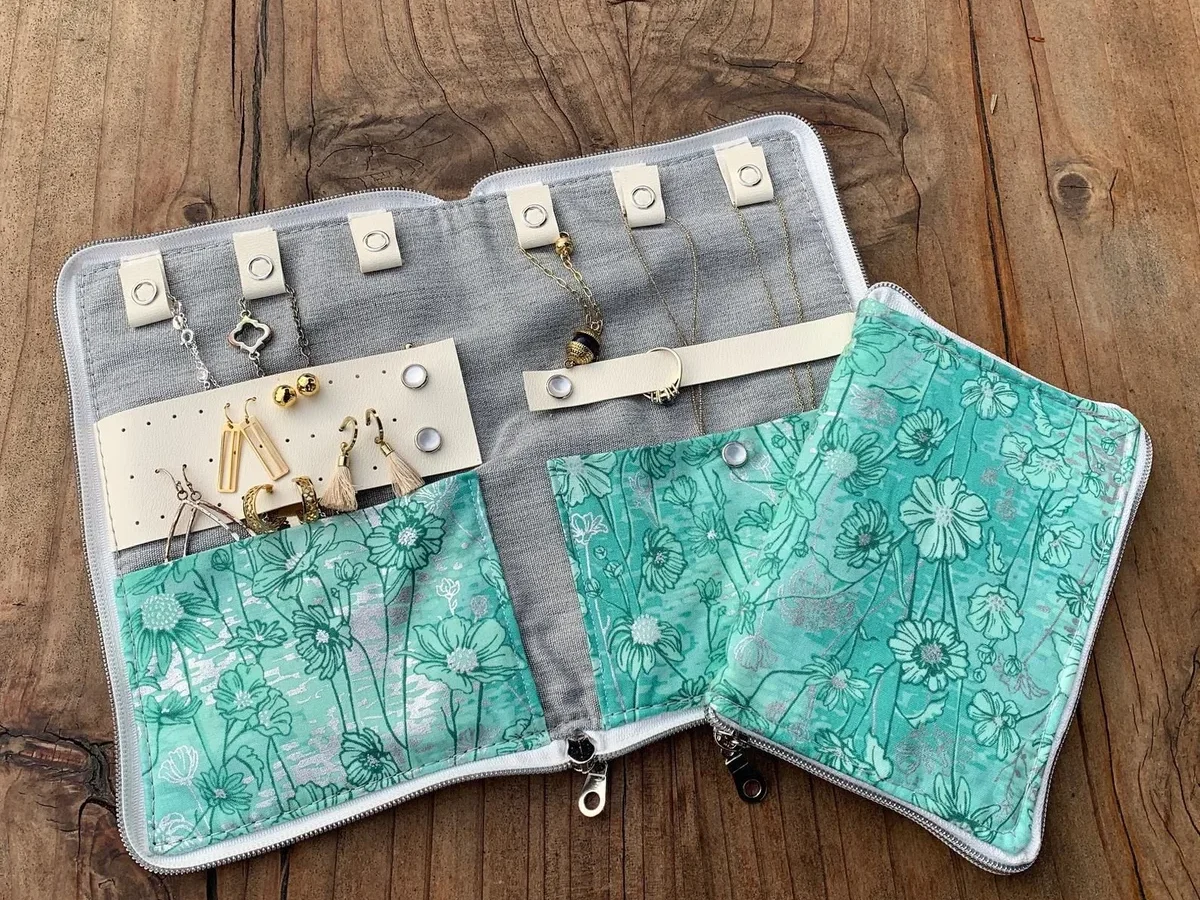 jewelry travel case necklace hooks tangling