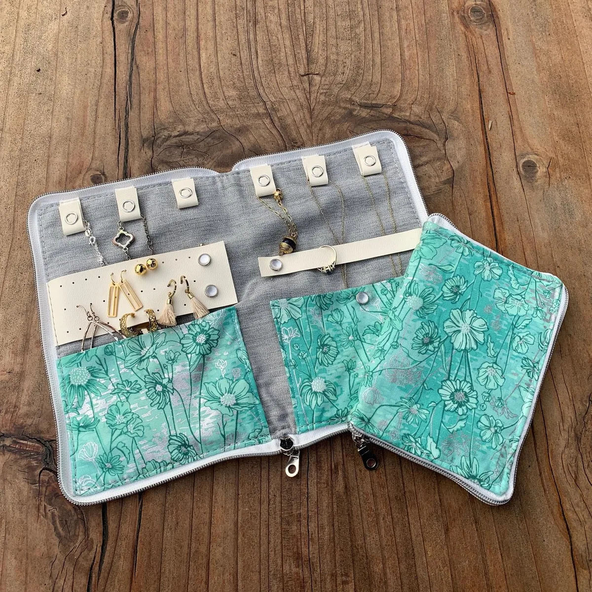 jewelry travel case necklace hooks tangling